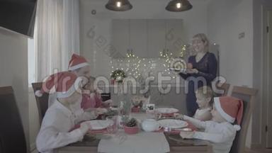 在节日气氛中，一家六口在温馨的厨房庆祝圣诞